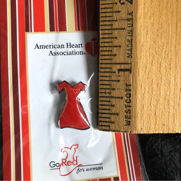 2003 Set of 2 Go Red for Women - Enamel Red Dress Pinback Pins nwt - Picture 5 of 5
